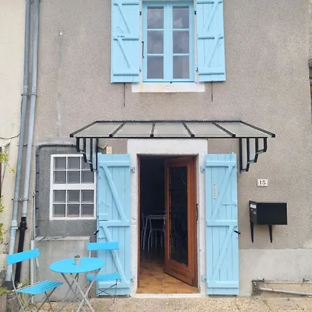 Holiday home Jolie Petite Maison Dans Village Fortifie Brigueuil